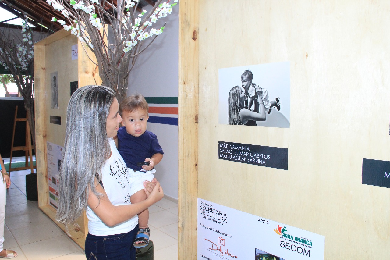 Prefeitura de Água Branca recebe exposição fotográfica "Mãe, Maior Amor do Mundo"