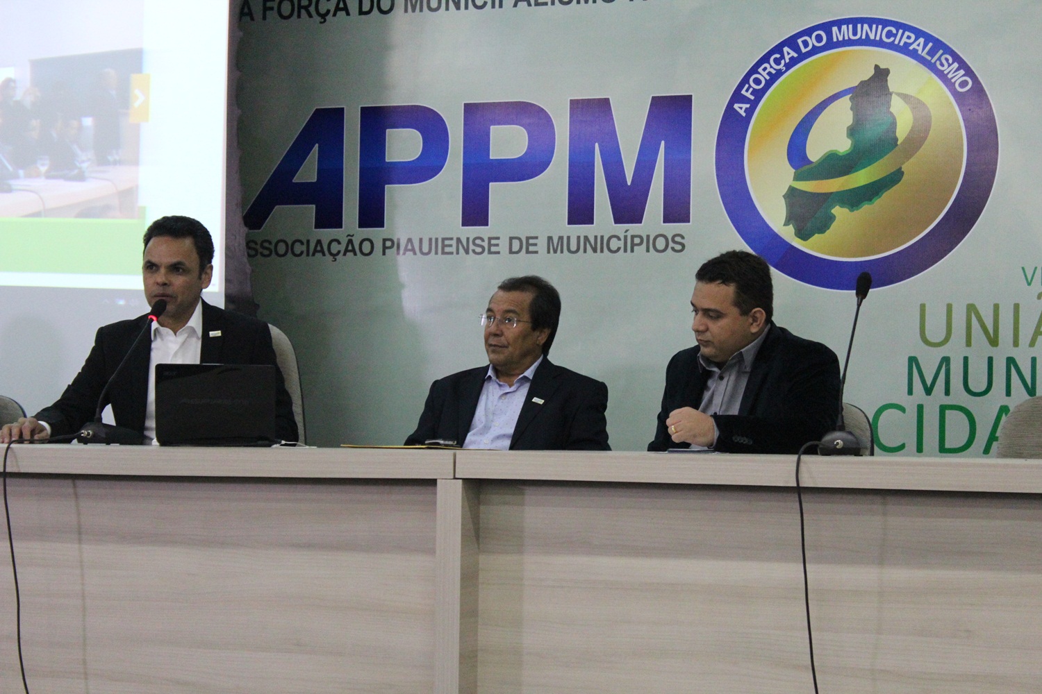 Prefeito Jonas Moura participa de reunião para discutir endividamento dos municípios