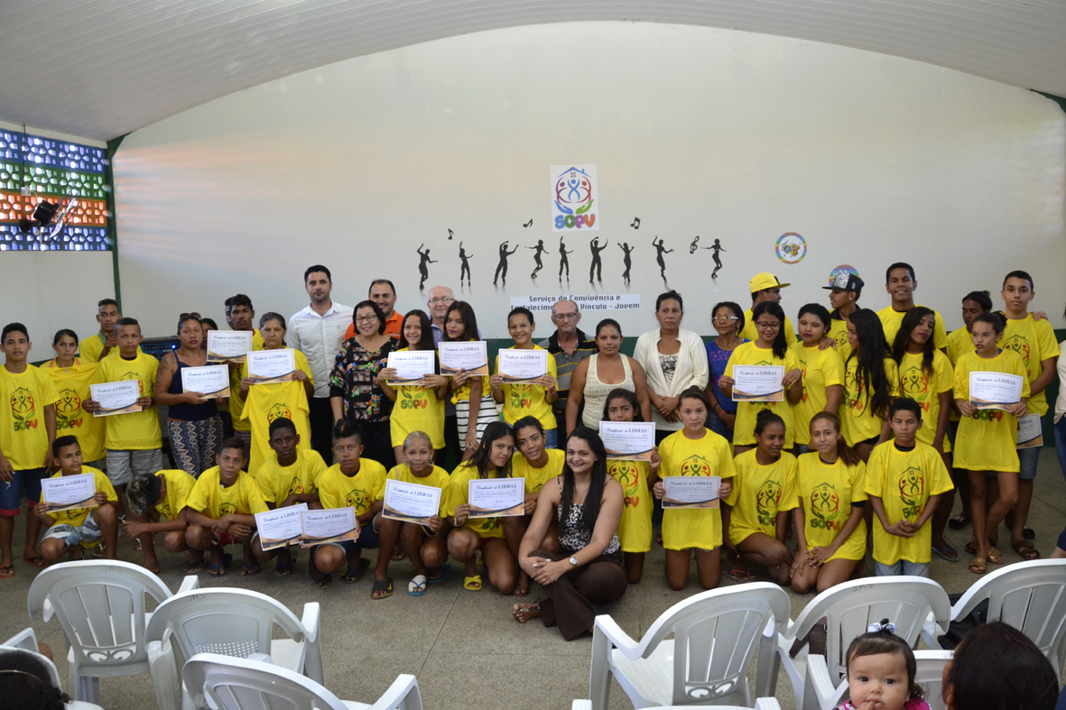 Assistência Social de Água Branca entrega certificados de curso de libras aos jovens do SCFV