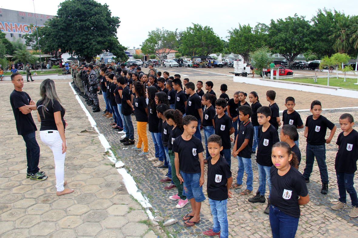 Cerca de 200 crianças recebem diploma do PROERD em Água Branca