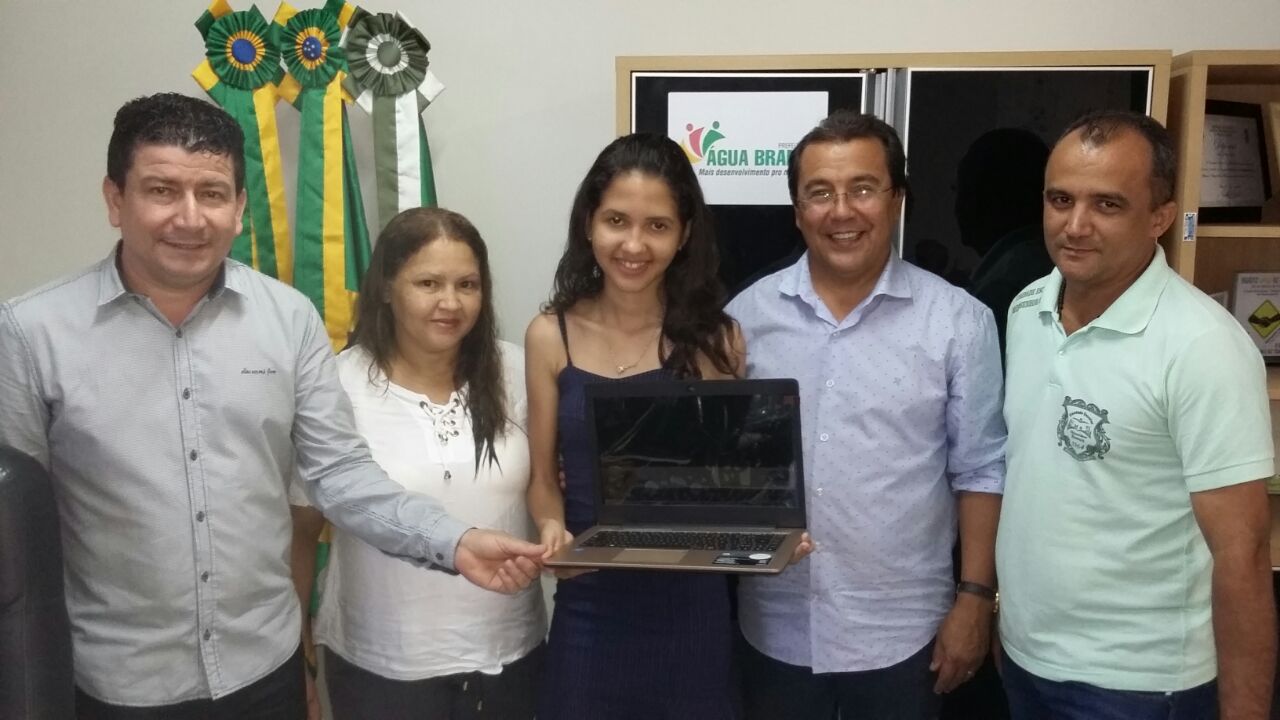 Prefeitura de Água Branca premia estudante medalhista da OBFEP com notebook