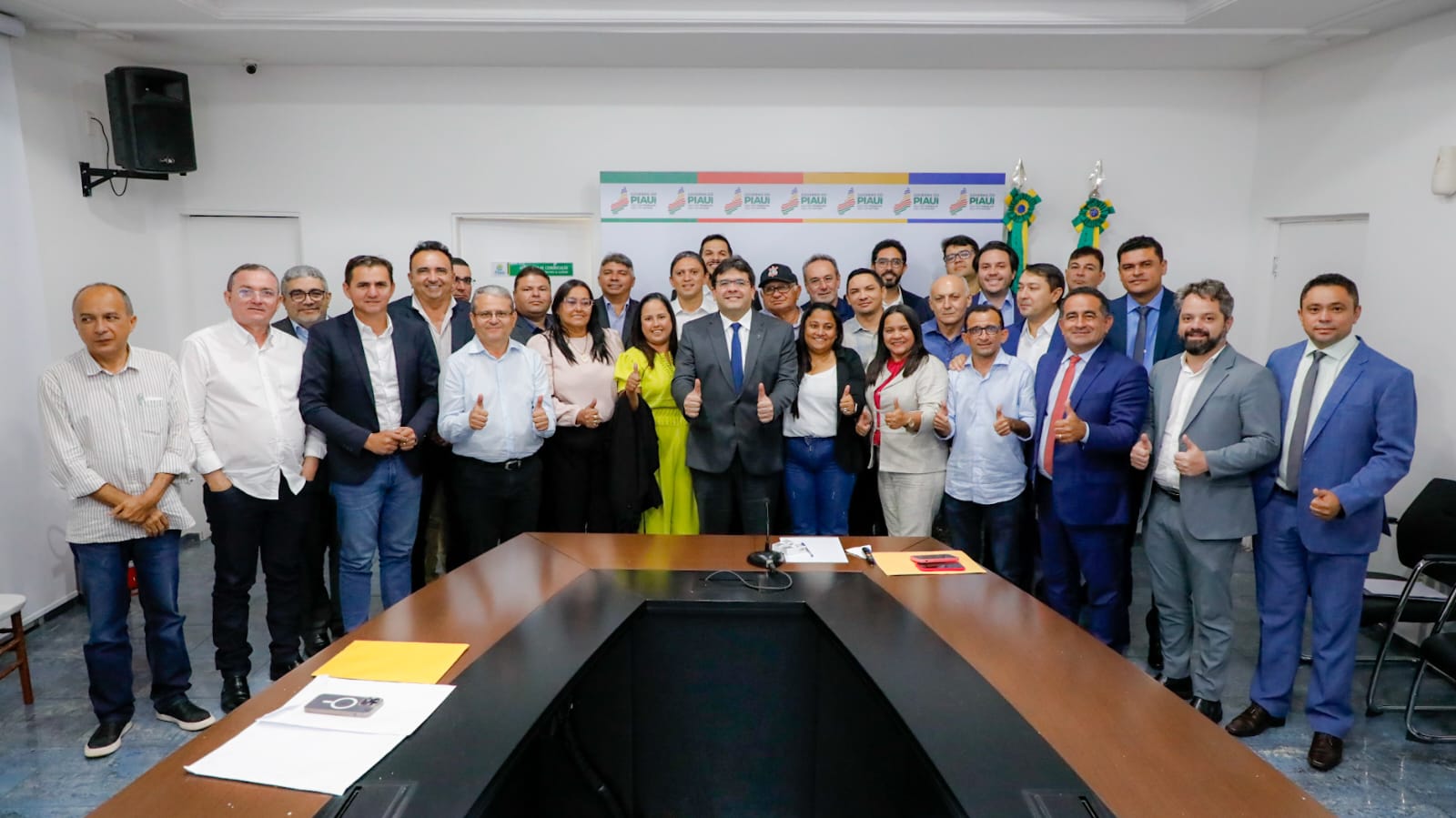 Prefeito Júnior Ribeiro participa de reunião com Rafael Fonteles e garante investimentos para Água Branca
