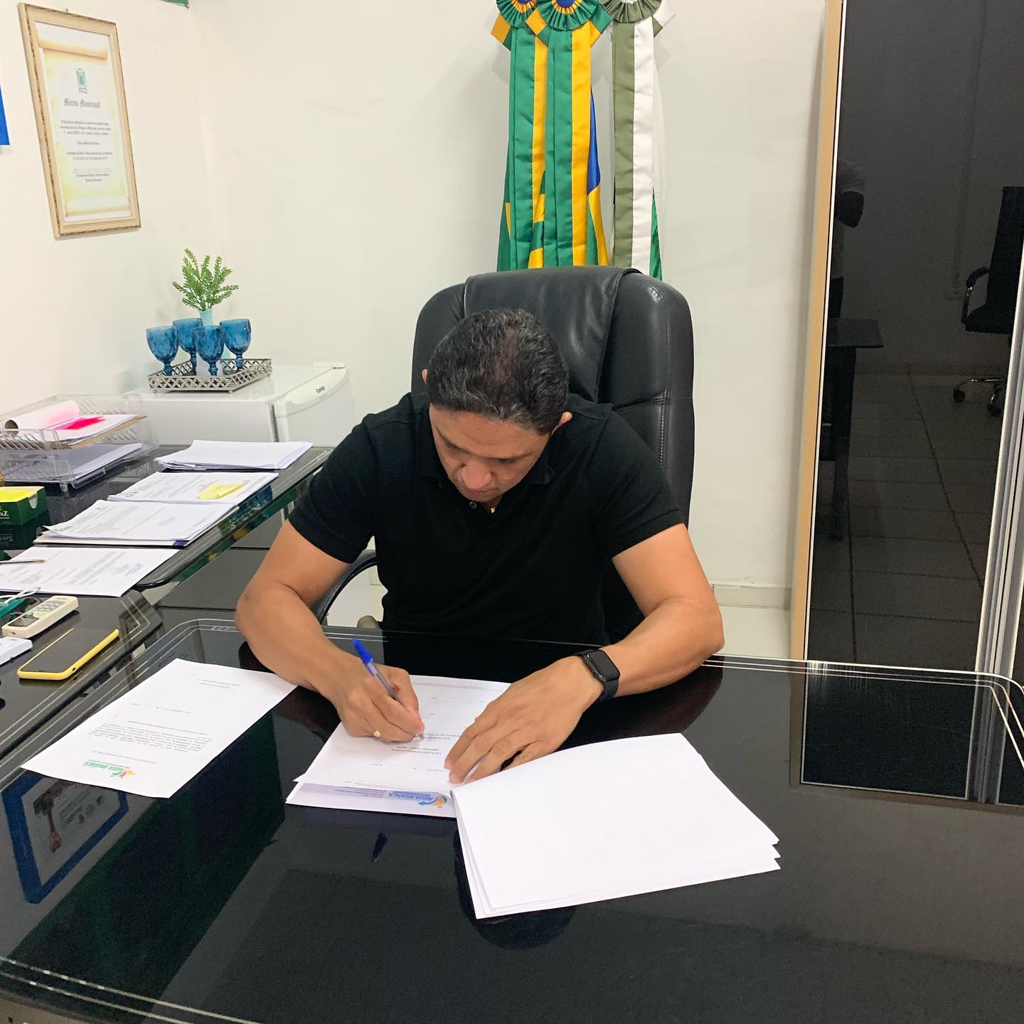 Prefeito Júnior Ribeiro assina convocação de mais um candidato aprovado no concurso público de Água Branca