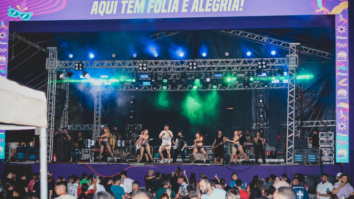 Ávine Vinny e Levi Alvim agitam multidão em mais uma noite de Carnaval em Água Branca